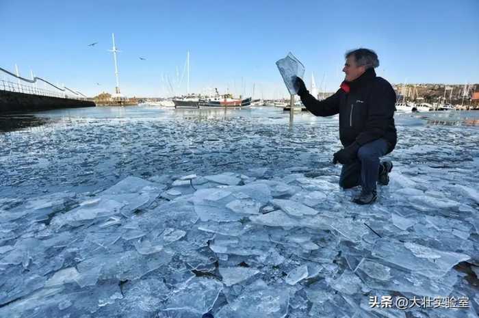 大型海船在失事的时候，为什么宁愿等到船沉没，也不能跳海求生？