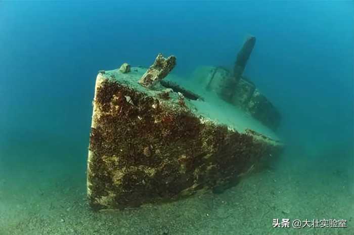 大型海船在失事的时候，为什么宁愿等到船沉没，也不能跳海求生？