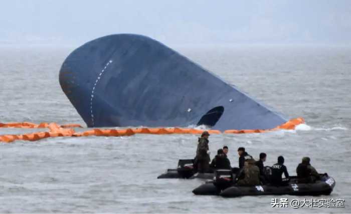 大型海船在失事的时候，为什么宁愿等到船沉没，也不能跳海求生？