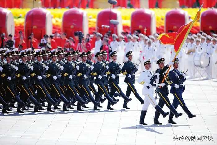 八路军帽子上有两粒扣，它们起什么作用？看完就知道设计的高明