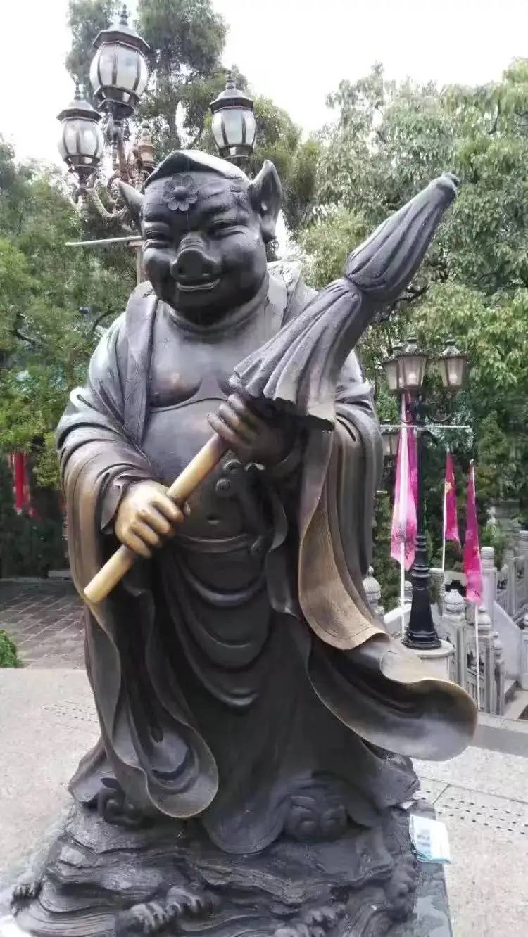 香港黄大仙祠里的十二生肖，对着自己的所属生肖摸一摸！好财气！