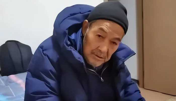 海归老人坐轮椅回国探亲，被推下飞机后，亲人：滚回你的美国去